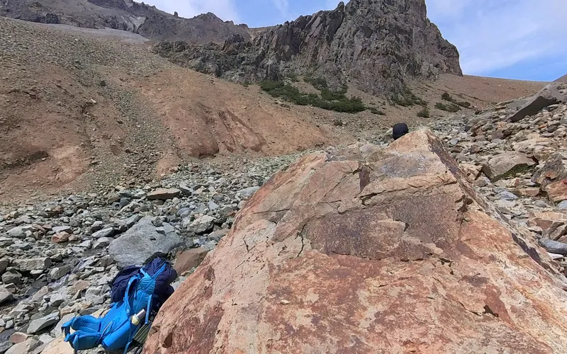 Vista del pedrero de subida al Paso El Peñón, Parque Nacional Cerro Castillo