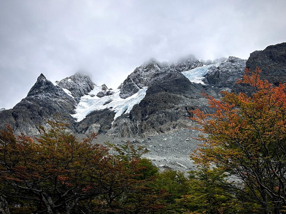 Agujas de granito de Torres del Avellano entre bosque de lengas otoñal, Aysén
