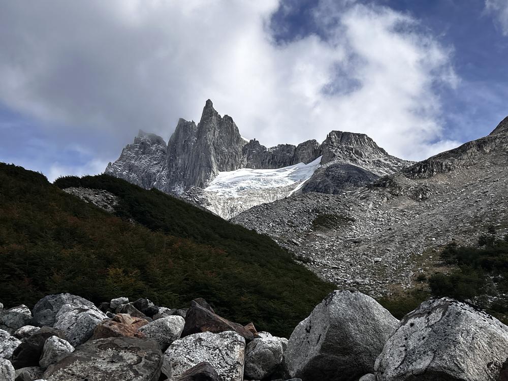 Vista del valle y glaciar colgante camino a Torres del Avellano