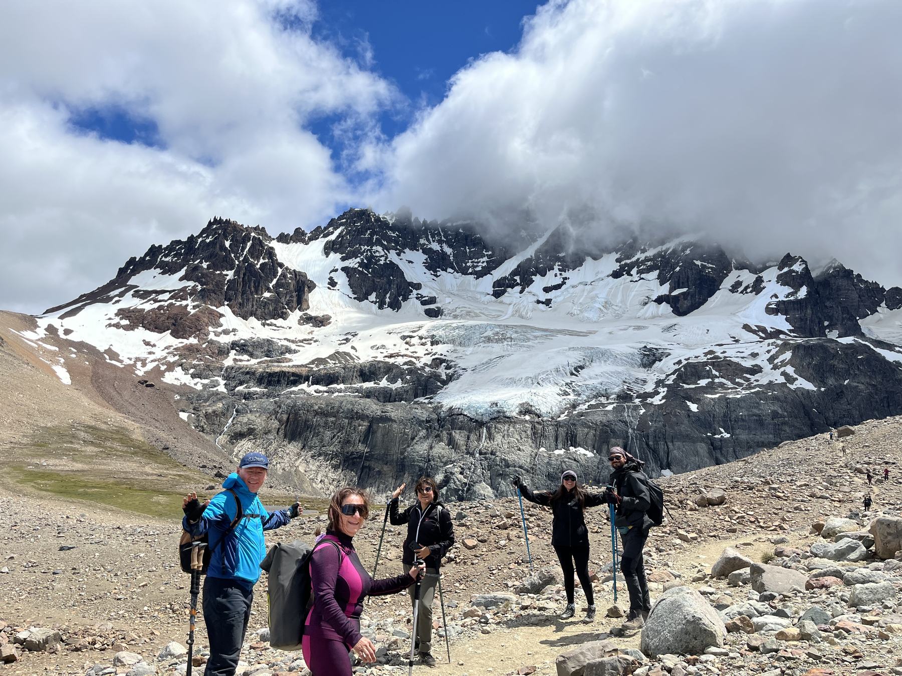 Grupo de excursionistas frente al glaciar colgante de Cerro Castillo