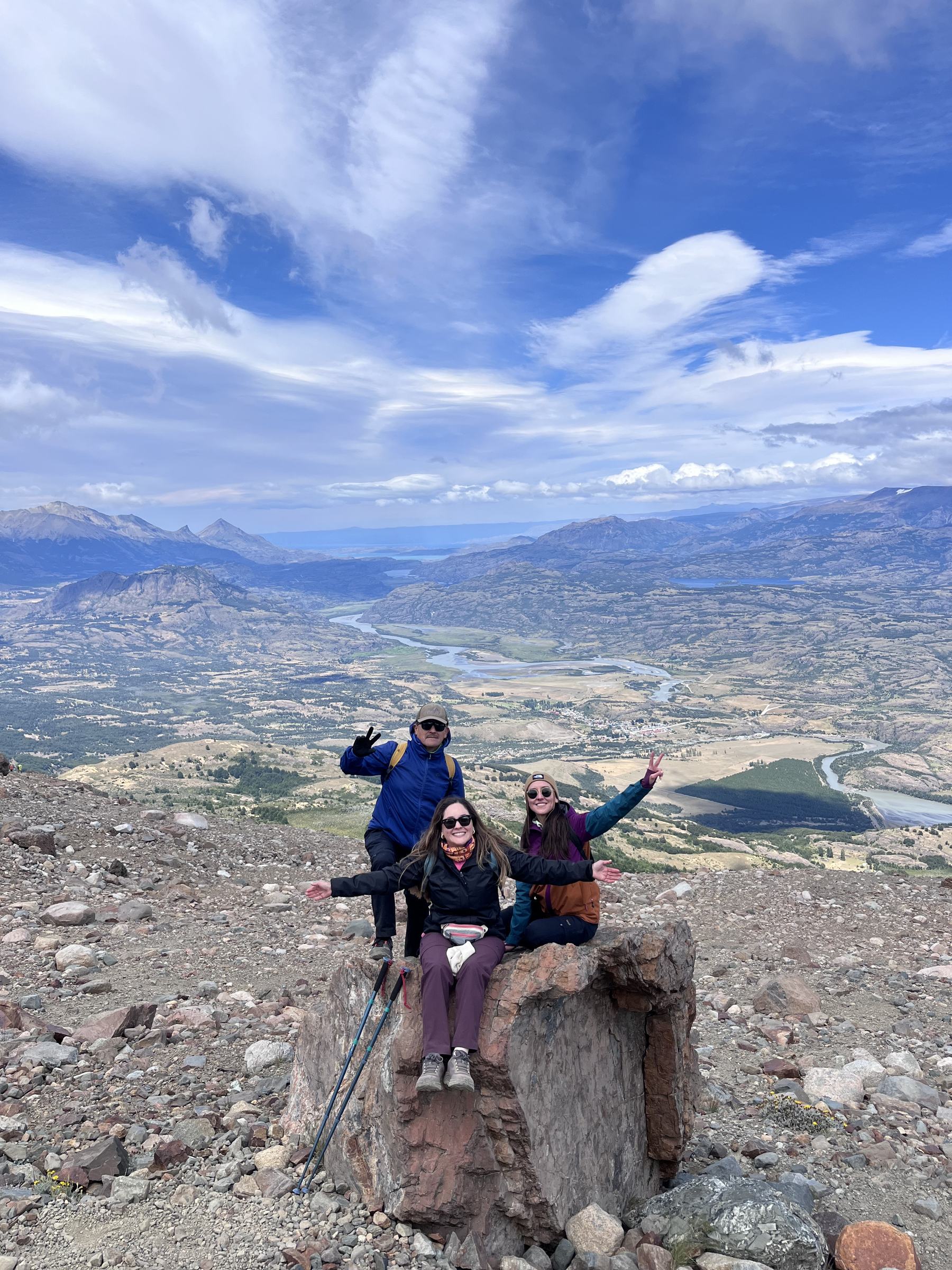 Grupo de trekkers en mirador panorámico sobre el valle del río Ibáñez