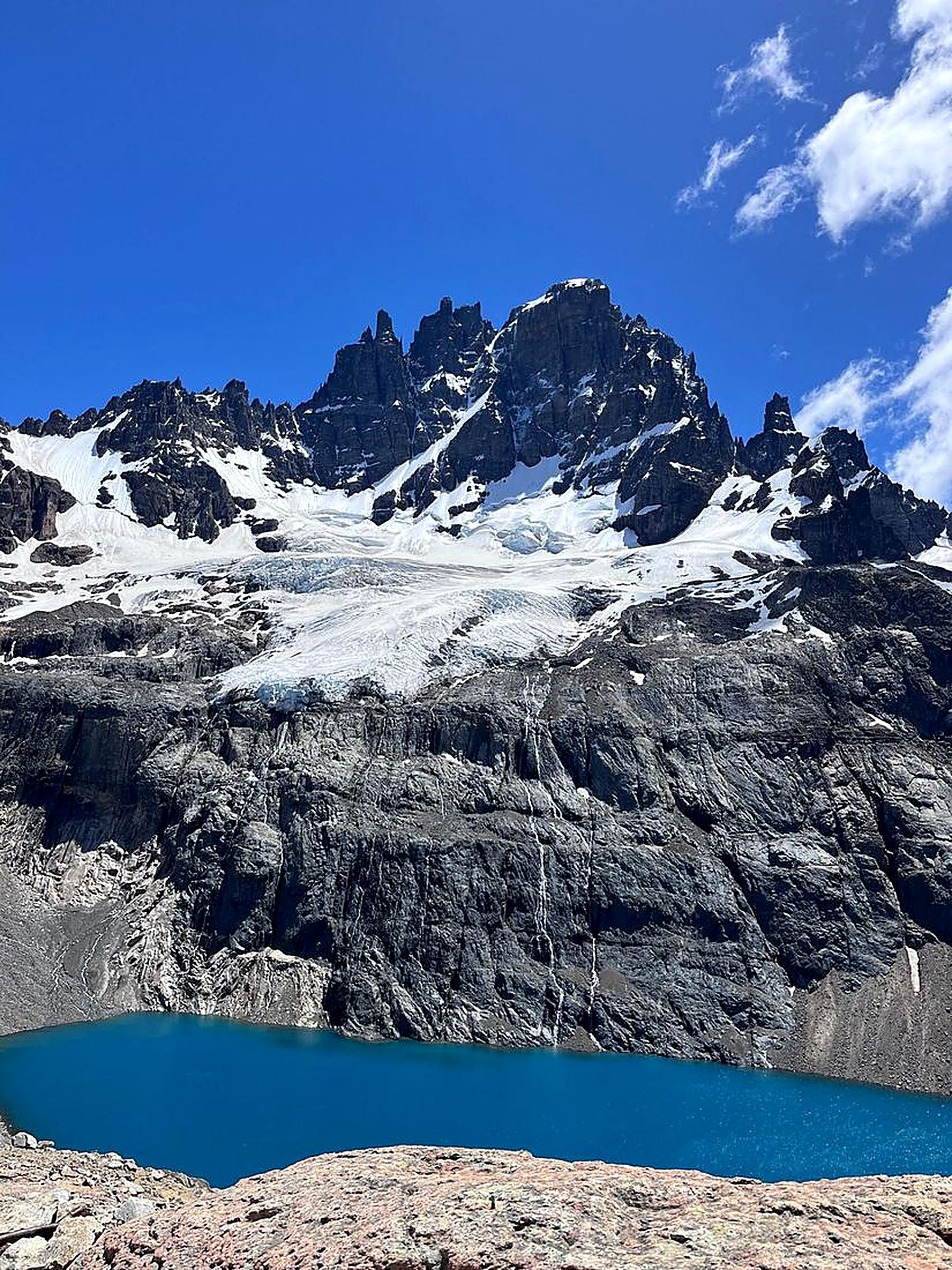 Laguna turquesa Cerro Castillo con glaciares colgantes