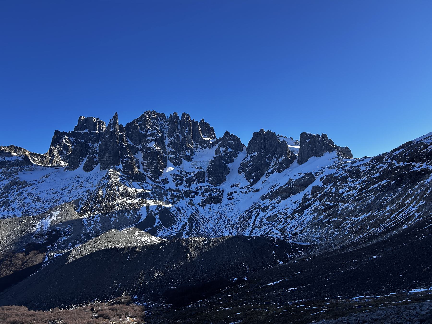 Macizo nevado sobre el valle camino a Laguna Duff