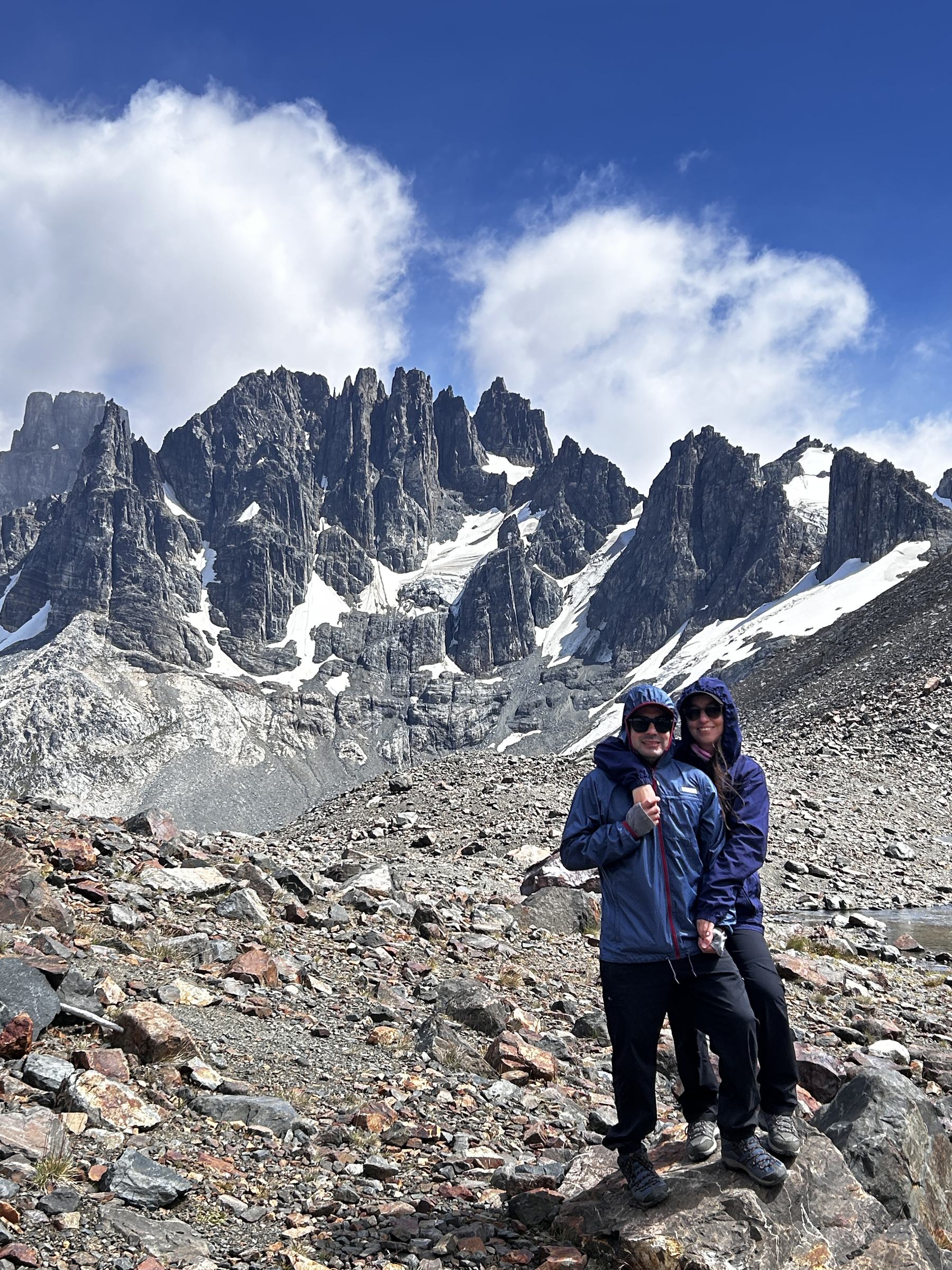 Pareja de trekkers frente al macizo de Laguna Duff